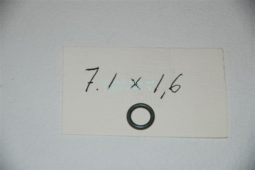 Deze O-ring 7.1x1.6 zit in de reductiekoppeling van de AD2 en in het smeersysteem van de AD2 en AD21